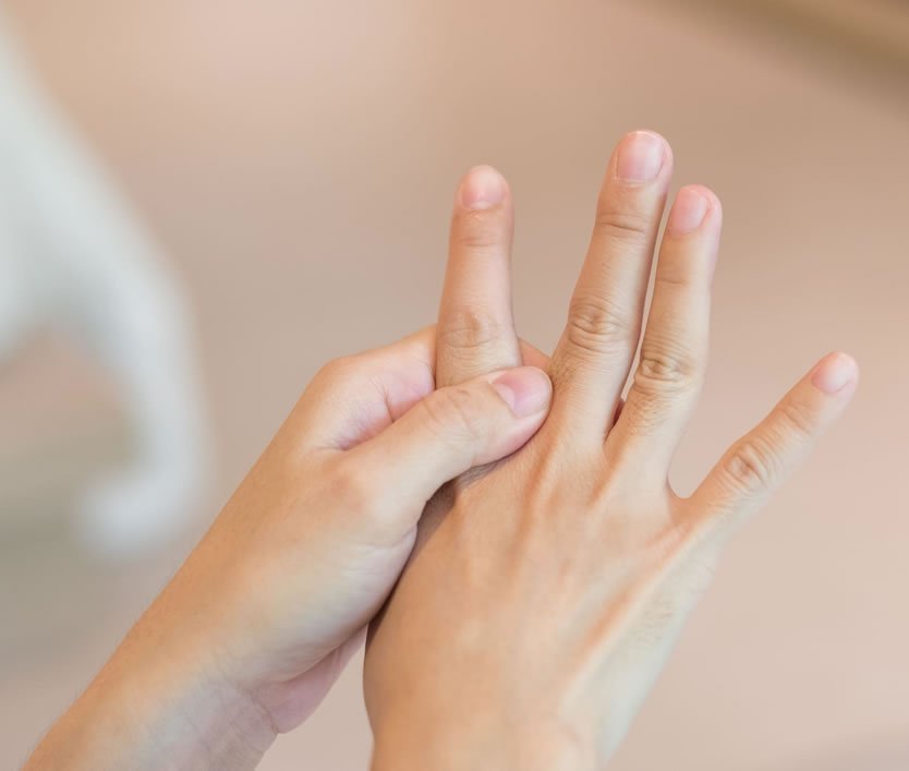 Persona con hormigueo y pérdida de sensibilidad en la mano
